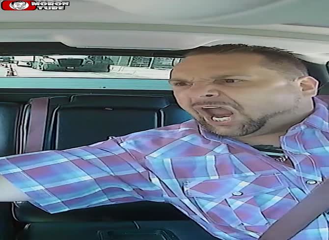 Video :Despite many prohibitions, a crazy driver enters a procession
